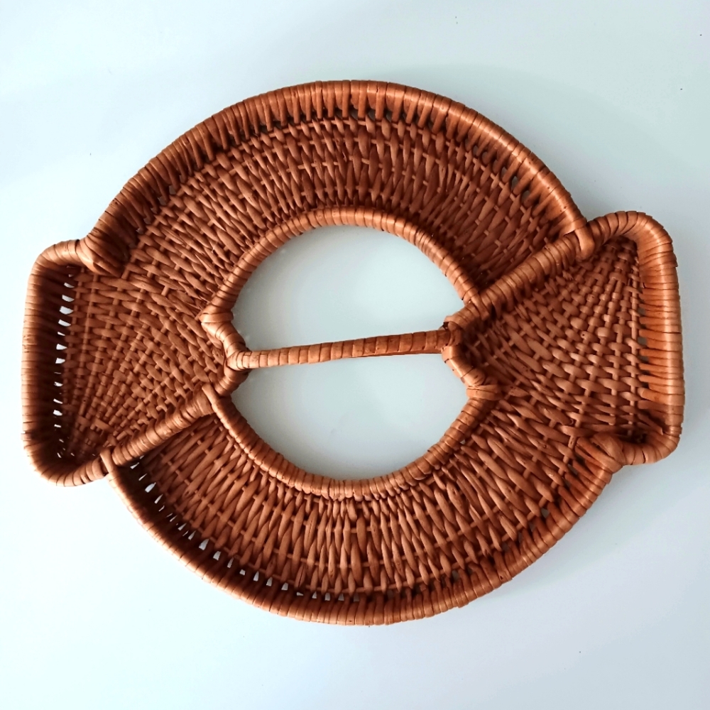 Vintage Divided "dong?" "wang?" wicker basket.